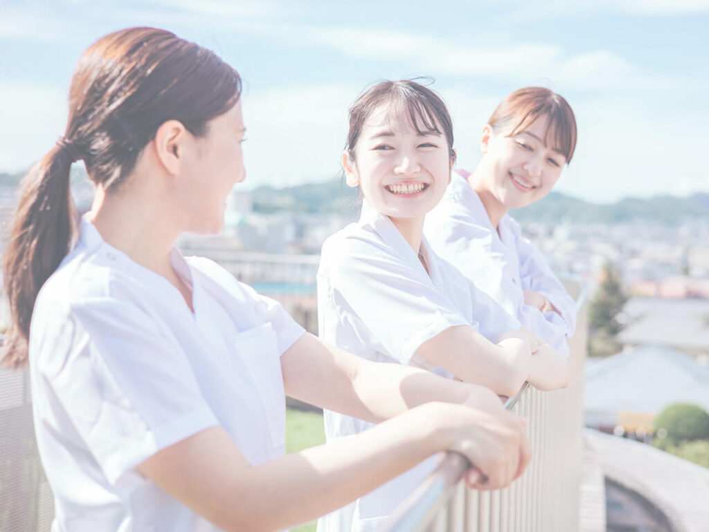 看護師たちが屋外で談笑している様子