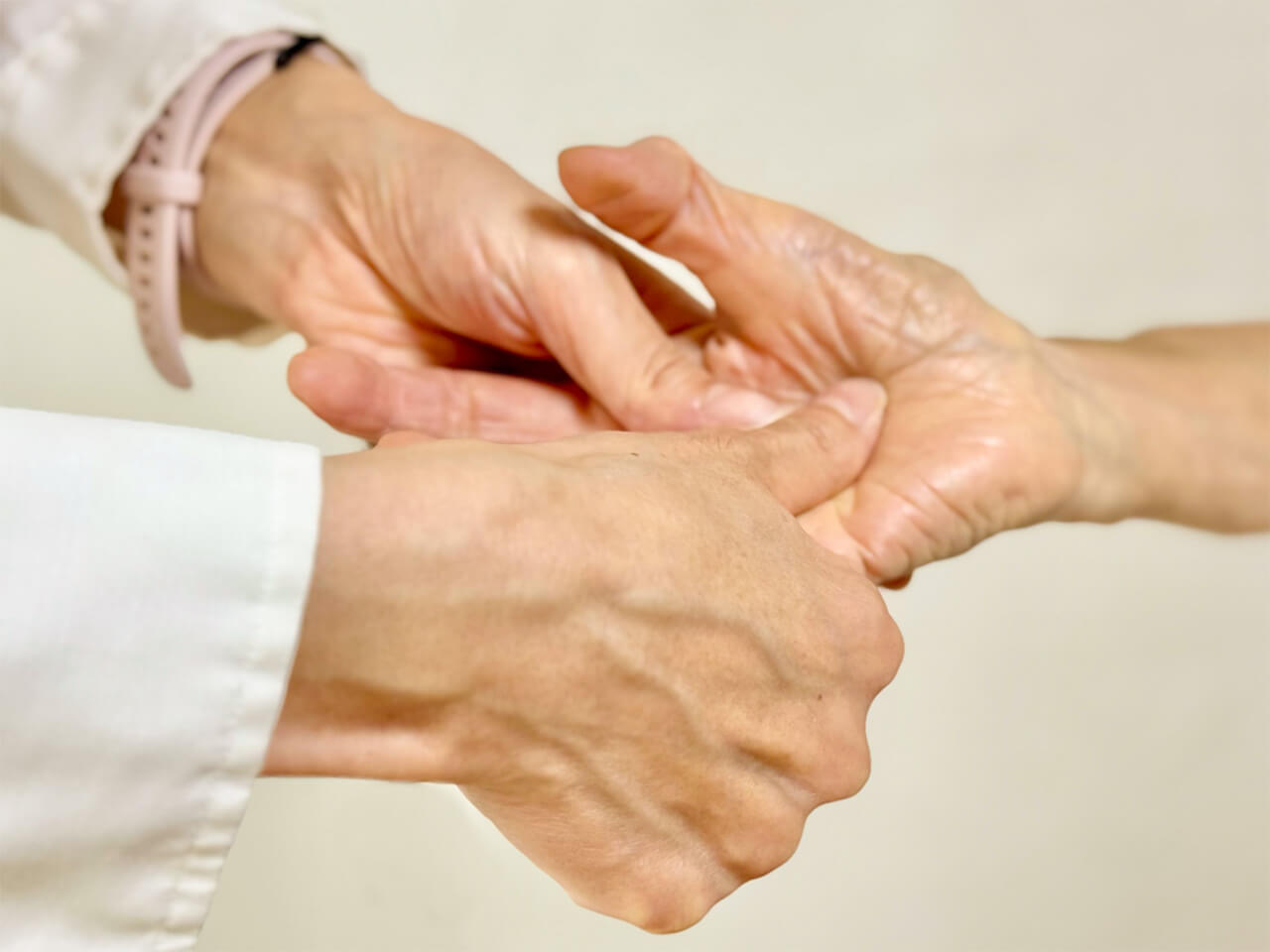 看護師と利用者が手をしっかり握り合う様子