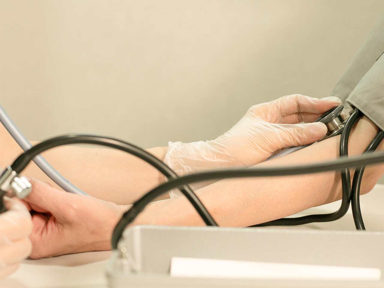 看護師が血圧を測定しているシーン